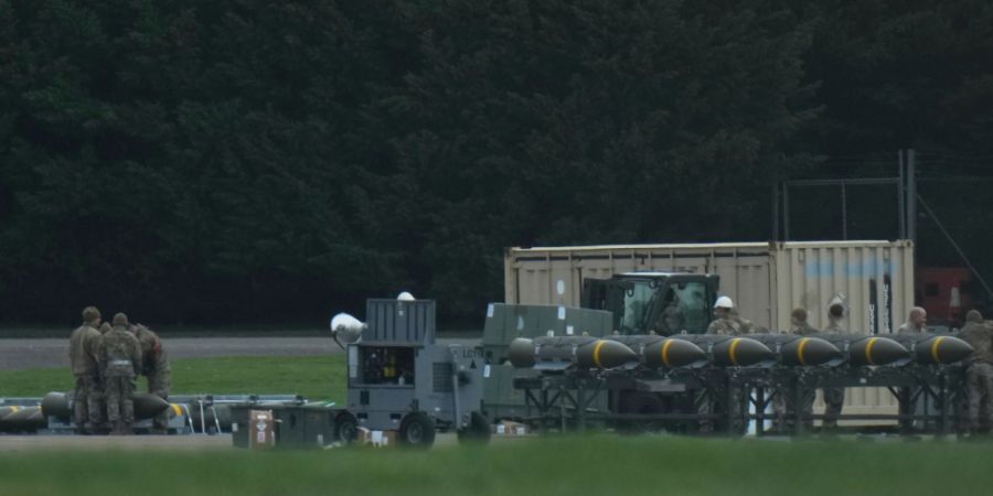 ARCHIV - Personal der US-Luftwaffe arbeiten auf der RAF Fairford. Auf der britischen Luftwaffenbasis Fairford waren US-Langstreckenbomber gelandet. Foto: Alastair Grant/AP/dpa