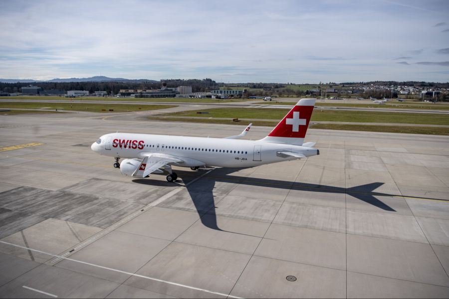 Der Airbus A320neo namens «Iseltwald» startet heute als erstes Flugzeug mit dem Internet an Bord.