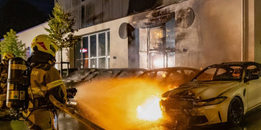 Beim Brand von vier Fahrzeugen entstand am Montagabend in Baar ZG Sachschaden von mehreren hunderttausend Franken.