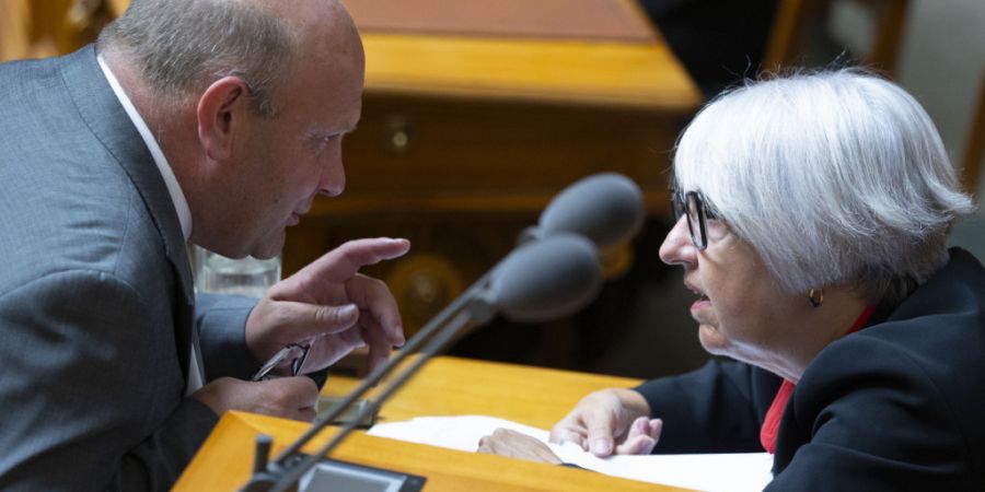 Der Berner SVP-Nationalrat Ernst Wandfluh im Gespräch mit Sozialministerin Elisabeth Baume-Schneider, während der Debatte zum Inklusionsgesetz.