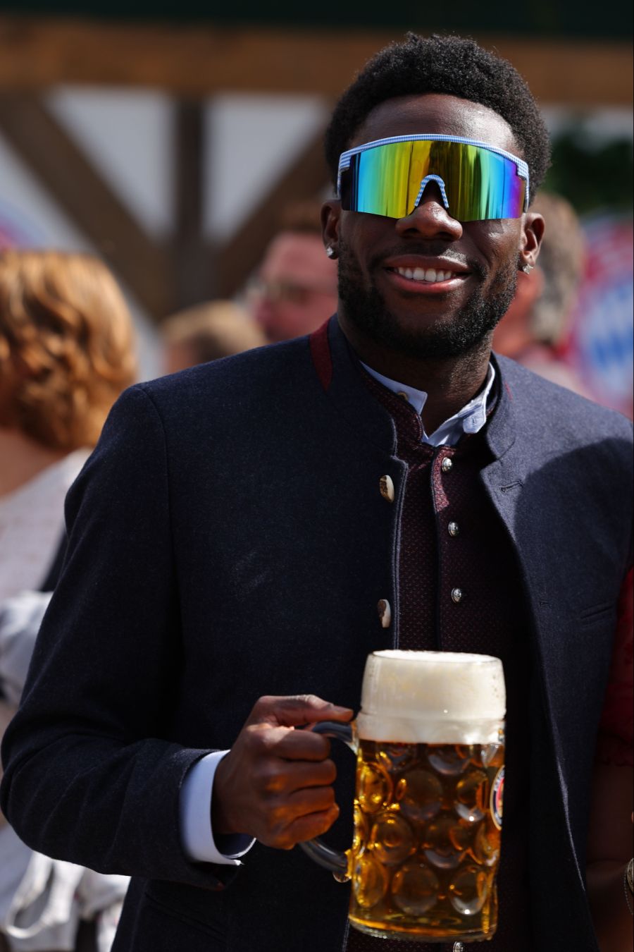 Alphonso Davis trägt eine schnelle Brille.