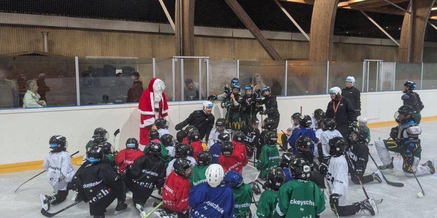 Früh übt sich, wer ein Meister werden will. Die e + h Hockeyschule bietet eine niederschwellige Möglichkeit, Eishockeyluft zu schnuppern