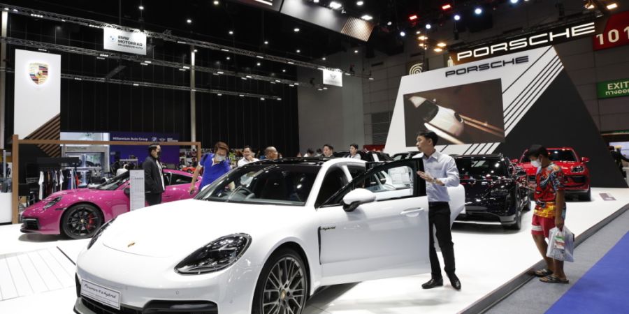 Nach heftigen Gewinneinbrüchen will Porsche zurück in die Erfolgsspur. Der Sportwagenbauer will in den nächsten Jahren kräftig Kosten sparen und sich stärker auf Fahrzeuge mit beso...