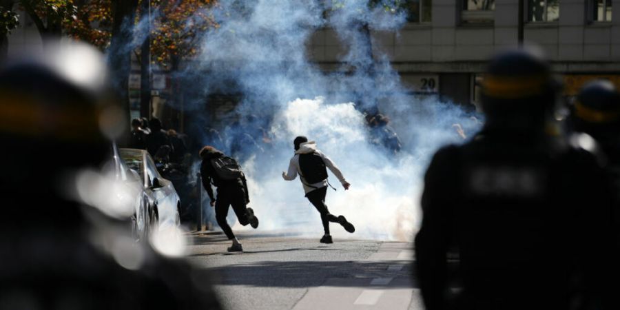 Schüler rennen durch Tränengas, während sie bei einer Demonstration gegen unterfinanzierte Schulen mit Polizisten zusammenstoßen. Seit Tagen protestieren Schülerinnen und Schüler ...
