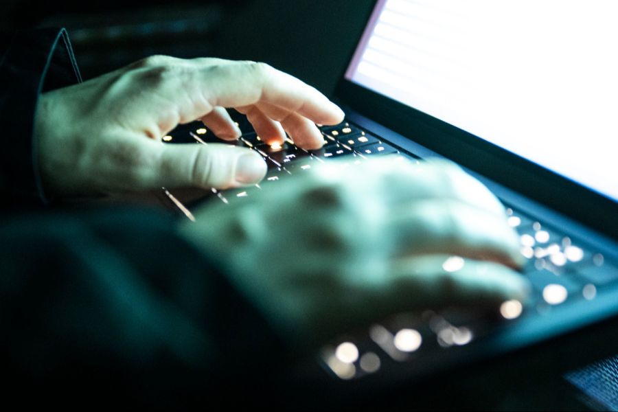 Laut einer neuen Studie unterschätzen Schweizer KMU Cyberrisiken. (Symbolbild)
