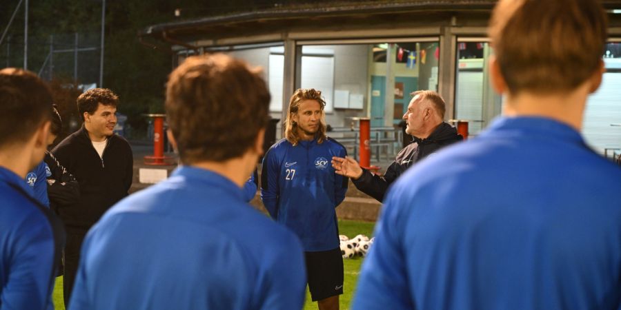 Von berühmten Stadien wie dem Old Trafford in Manchester «back to the roots» aufs Flüeli