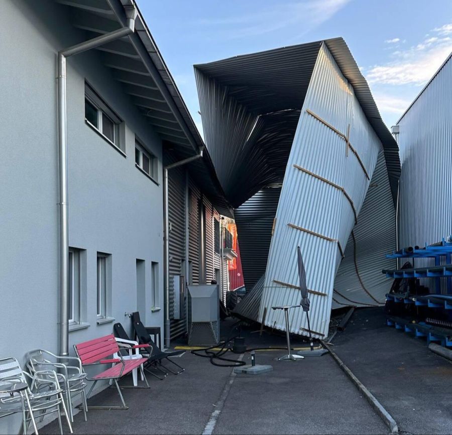 Das ganze Dach des Fitnesscenters in Boningen wurde in Mitleidenschaft gezogen.