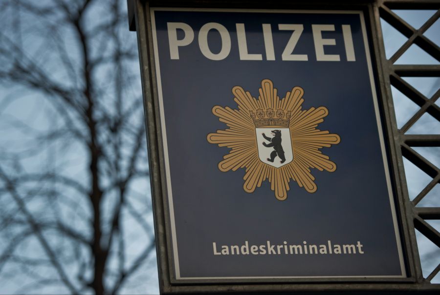 Das Landeskriminalamt Berlin hat Ermittlungen wegen gefährlicher Körperverletzung, Beleidigung und Sachbeschädigung aufgenommen.