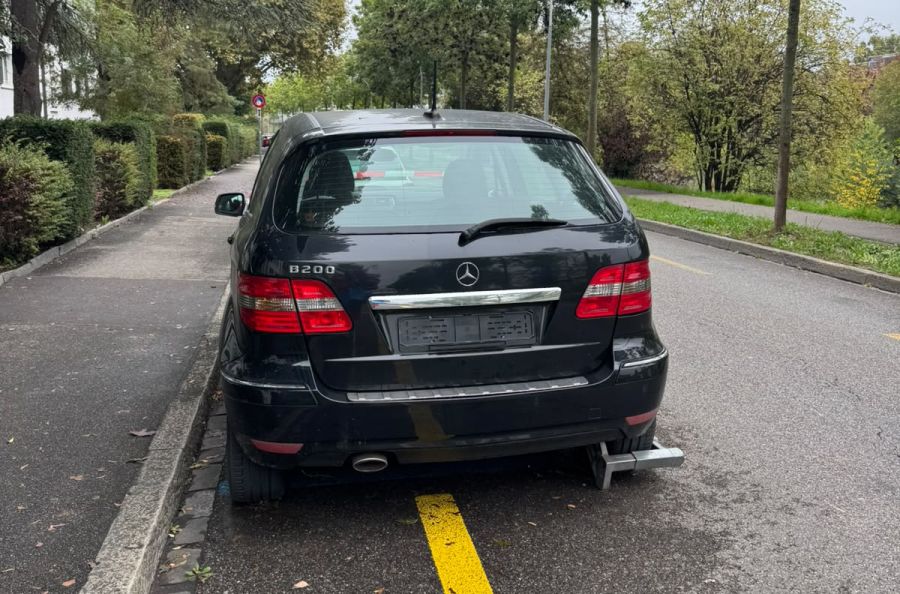 Hinten rechts befindet sich eine Radklammer. Somit kann das Auto nicht mehr fortbewegt werden.