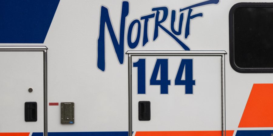 Die Ambulanz brachte die verletzte Velofahrerin ins Spital. (Archivbild)