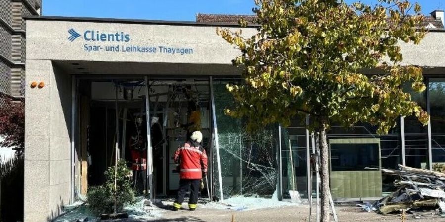 Drei Männer sprengten am Mittwoch in Thayngen einen Bankomaten. Beute machten sie dabei keine. Einer von ihnen landete mit schweren Verletzungen im Spital.