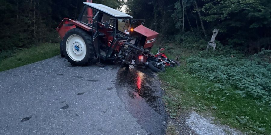 Der Töfffahrer kollidierte auf der Ottenbergstrasse in Berg TG frontal mit einem Traktor.