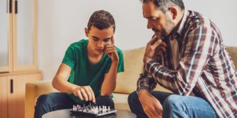 Vater, Sohn, Schach spielen