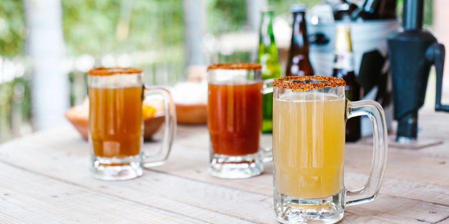 Biercocktails auf Tisch