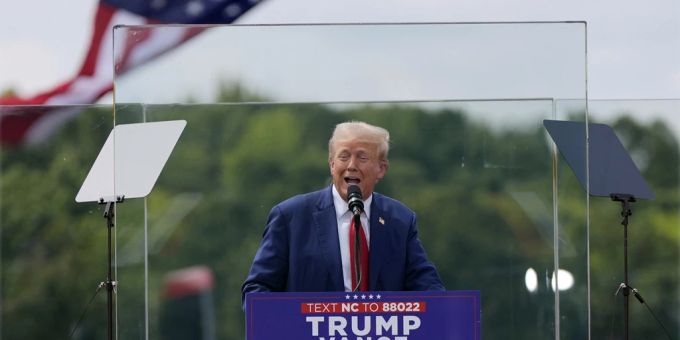 Donald Trump spricht bei seinem ersten Auftritt unter freiem Himmel seit dem Attentatsversuch hinter kugelsicherem Glas. Donald Trump