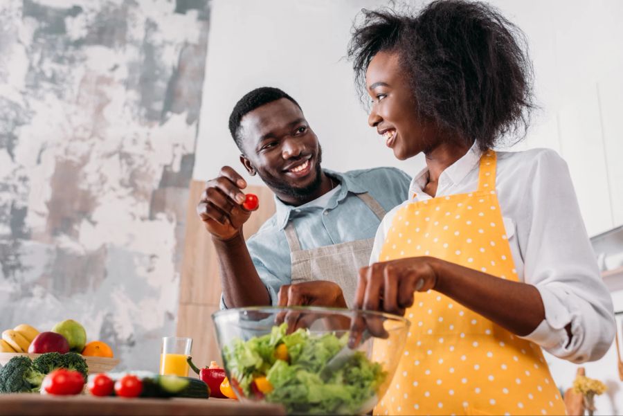 paar beim kochen, gesunder salat