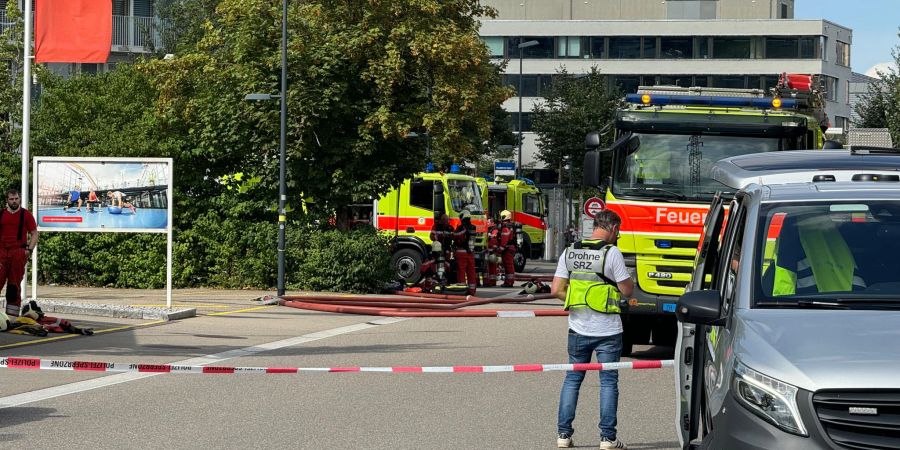 In einer Tennishalle in Dübendorf ZH ist ein Brand ausgebrochen.