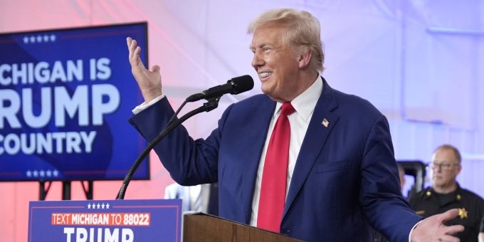 Der republikanische Präsidentschaftskandidat und ehemalige Präsident Donald Trump spricht während einer Wahlkampfveranstaltung im Büro des Sheriffs von Livingston County über Kriminalität und Sicherheit. Election 2024 Trump