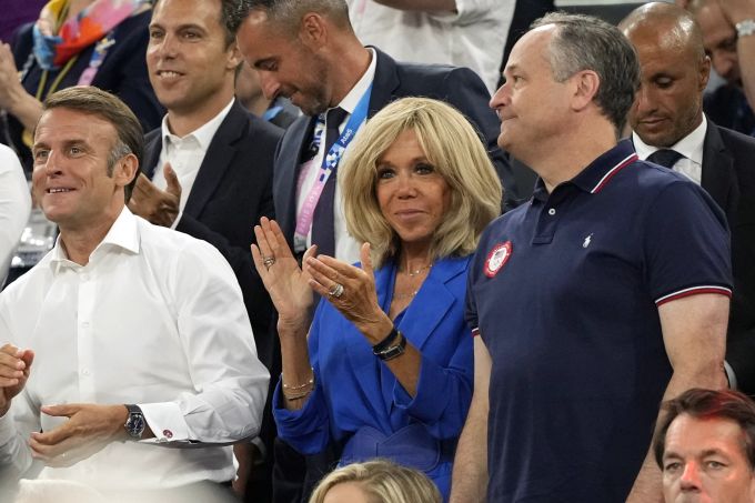 Von links: Emmanuel Macron mit seiner Gattin Brigitte und Douglas Emhoff, der Gatte von Kamala Harris. Paris Olympics Basketball