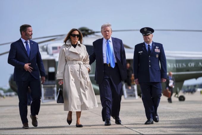 Melania und Donald Trump zeigen sich auf dem Weg zur Papst-Beerdigung ungewöhnlich romantisch. donald trump melania trump