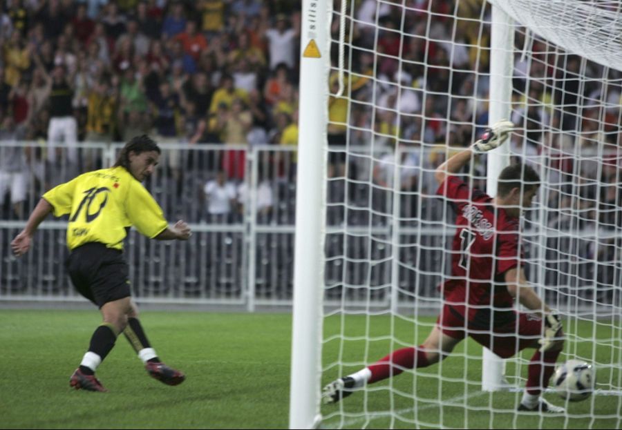 Hakan Yakin ist einer der Torschützen beim 2:3 gegen Marseille.