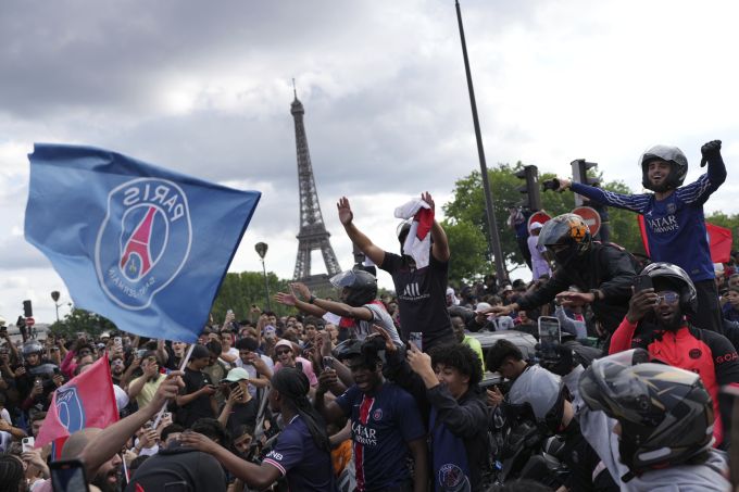 Fans von PSG feiern den Champions-League-Titel ihres Teams. PSG