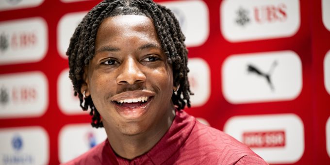 Johan Manzambi spricht an der Pressekonferenz der Schweizer Nati vor den Testspielen gegen Mexiko und die USA. Schweizer Nati Johan Manzambi