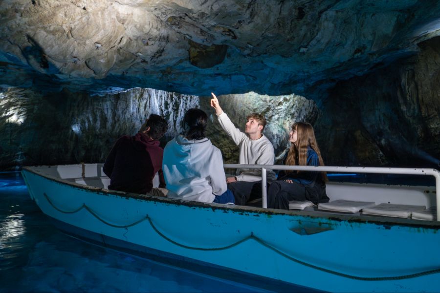 Begeben Sie sich in eine Tiefe von 70 Metern und gleiten Sie in völliger Stille über das Wasser.
