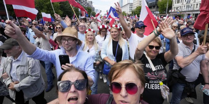 Trzaskowski und Nawrocki mobilisieren Zehntausende Anhänger im Wahlkampf um Polen. Trzaskowski Nawrocki