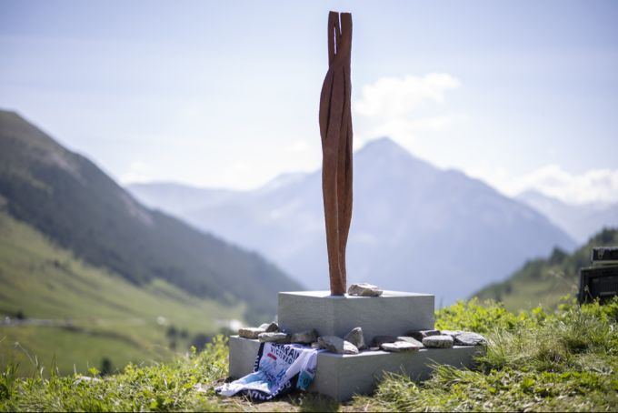 Diese Skulptur soll an den verstorbenen Gino Mäder erinnern. Gino Mäder