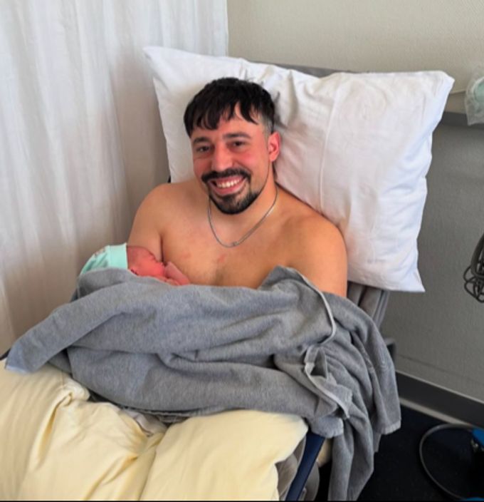 Zeki hält seinen neugeborenen Sohn im Arm. Zeki Bulgurcu