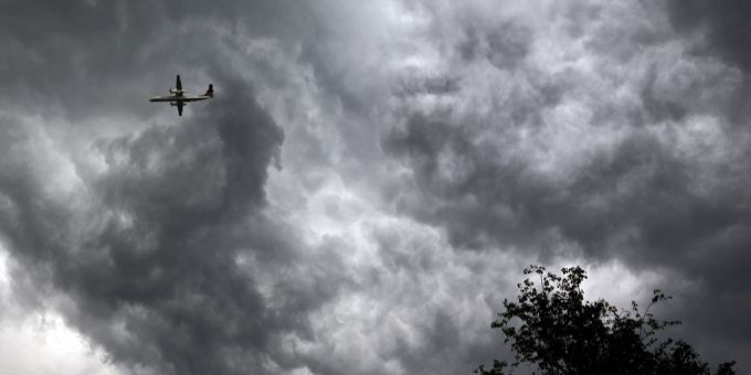 Das Flugzeug von Ryanair war in ein Unwetter mit schweren Turbulenzen geraten. (Symbolbild) Flugzeug Wolken Gewitter Ryanair