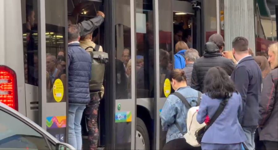 Die Ersatzbusse sind sofort voll. Viele Pendler müssen sich weiter gedulden.