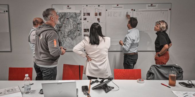 Glarus Süd testete am 20. Mai 2025 erfolgreich die Einsatzbereitschaft aller Notfalltreffpunkte im Szenario eines flächendeckenden Ausfalls der Notrufnummern. Einsatzbereitschaft