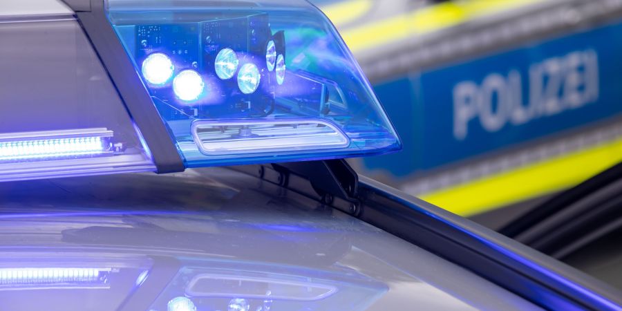 An einem Waldweg in Dorsten sind am Morgen eine tote Frau und ein totes Kleinkind gefunden worden. Die Polizei setzte eine Mordkommission ein. (Symbolbild)