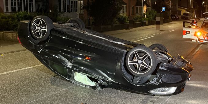 Mutmasslich in fahrunfähigem Zustand Selbstunfall mit Auto verursacht – Fahrzeuglenker unverletzt. Selbstunfall