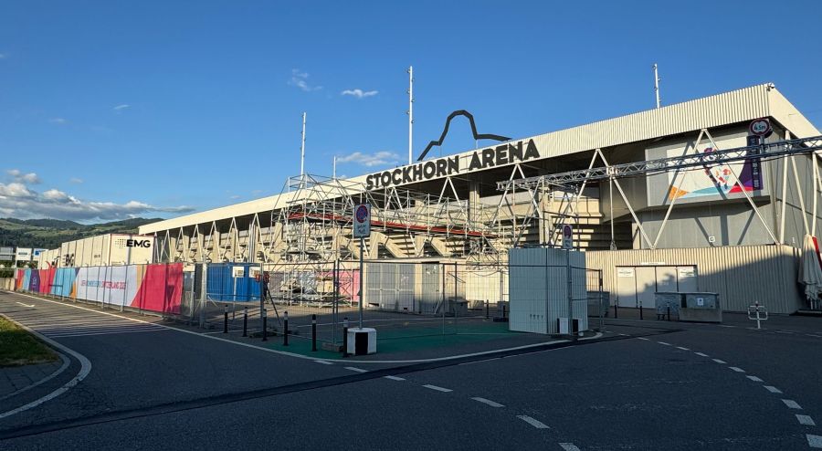 Bei der Stockhorn Arena wird unmissverständlich ersichtlich: Bald geht es los mit der Frauen-EM in der Schweiz!