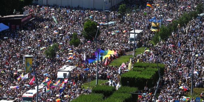 Tausende nahmen an der Pride in Budapest teil.