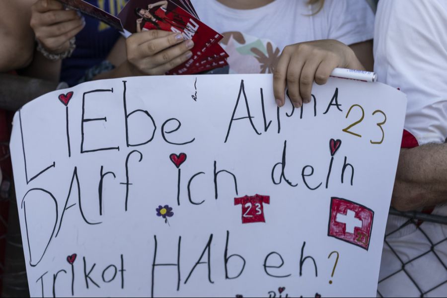 Die Fans freuen sich auf ihre Heldinnen.