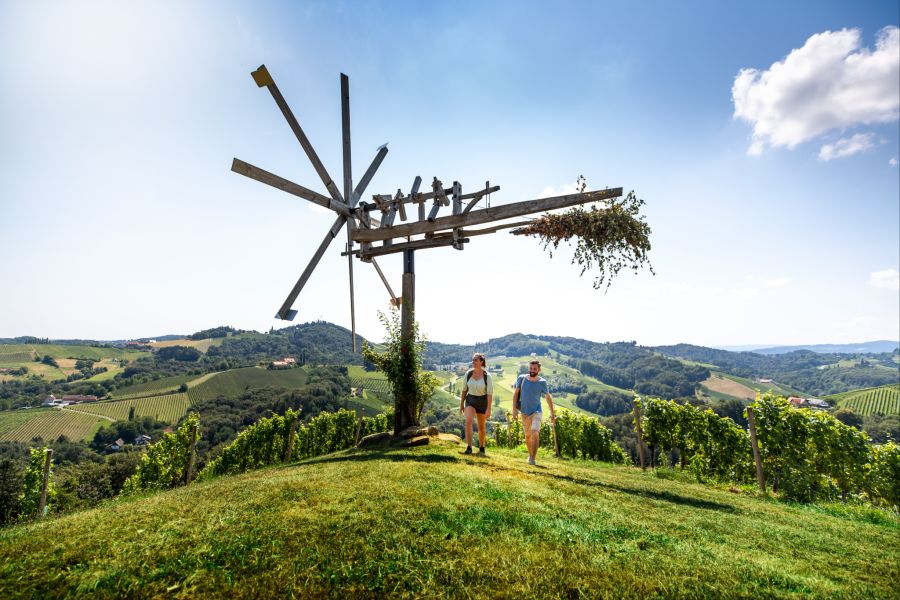 Wanderung vorbei an einem Klapotetz, dem geheimen Wahrzeichen der Südsteiermark. Dabei handelt es sich um eine im südsteirischen Weinland weit verbreitete Vogelscheuche.