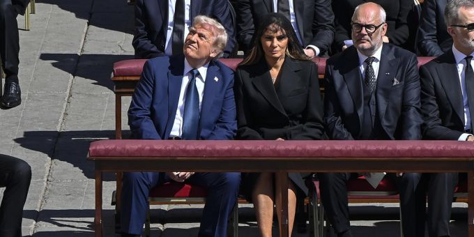 Nicht die echte Melania Trump? Donald Trump und Gattin bei der Trauerfeier von Papst Franziskus am 26. April 2025. Melania Trump