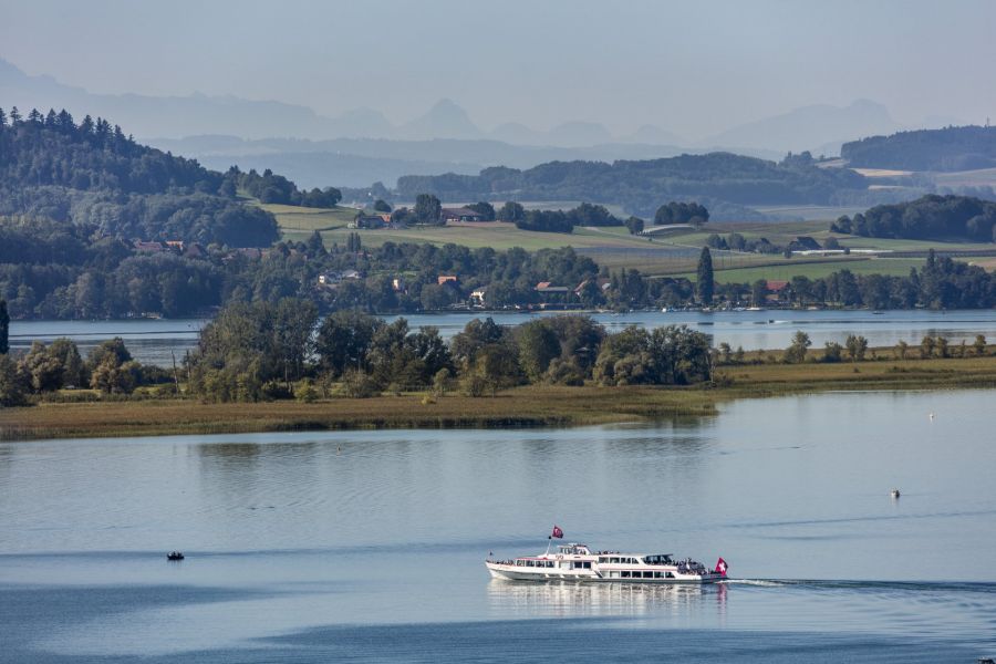 Die Schifffahrt ab Biel offenbart den wahren Zauber dieser pittoresken Weinregion. Während der entspannten Rundfahrt auf dem See zieht ein Panorama aus sanften Rebhängen, verträumten Dörfern und der geschichtsträchtigen St. Petersinsel an Ihnen vorbei. Tipp: Mit Explore’n’Rail  profitieren Sie dabei sogar noch von attraktiven Rabatten.
