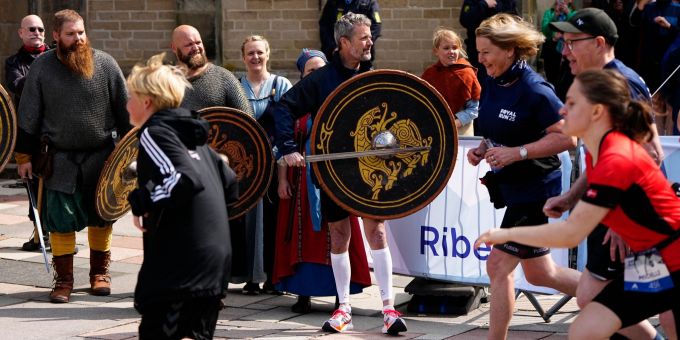 Der König hatte den Lauf selbst eröffnet. Königslauf in der Altstadt von Ribe