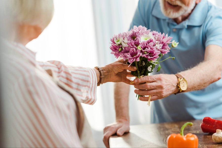 Mann schenkt seiner Frau Blumen