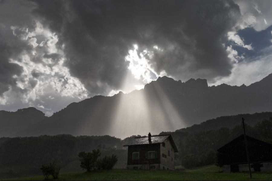 In den Bergen ist trotz warmen Temperaturen immer wieder mit Gewittern und Regen zu rechnen.