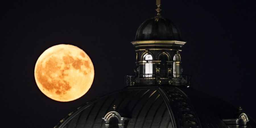 Mond Erdbeermond Kirche Bern