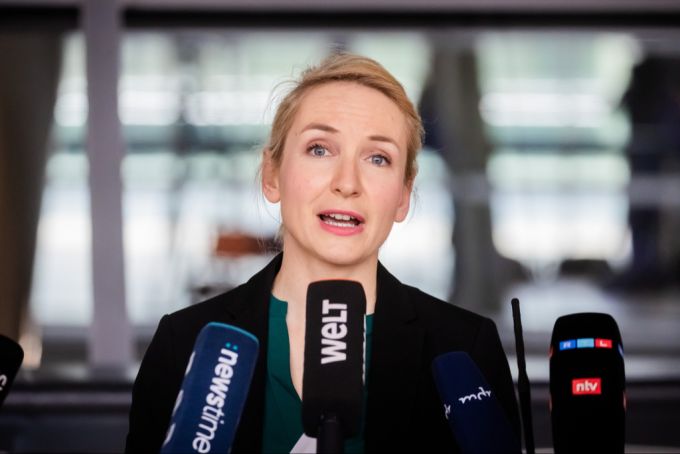 Linke-Chefin Ines Schwerdtner kann die Abstimmung der SPD über den Koalitionsvertrag nicht nachvollziehen. spd koalitionsvertrag