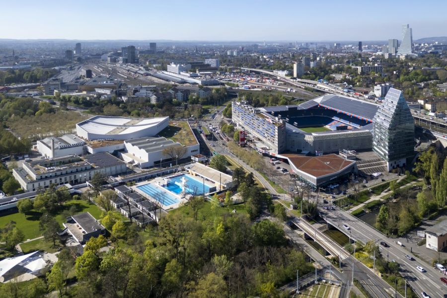 Das Gartenbad St. Jakob in Basel liegt direkt neben dem Fussballstadion.