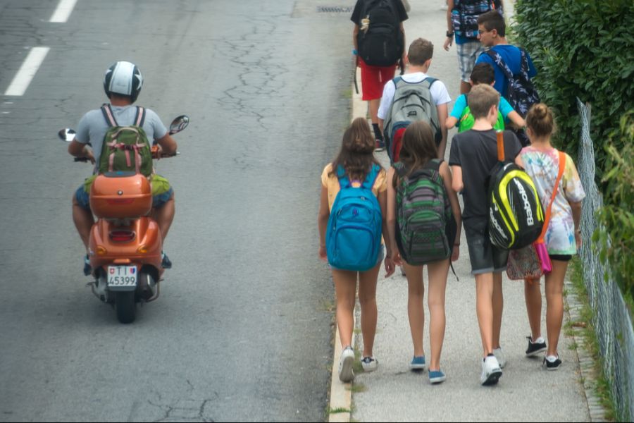 Schulen wollen Eltern dazu bewegen, ihre Kinder nicht mit dem Auto zur Schule zu bringen.