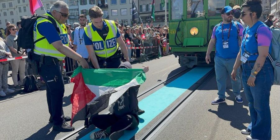 Eine Aktivistin blockierte am Sonntag das israelische Tram.